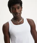 Musculosa masculina de cuello redondo, confeccionada en tejido acanalado de algodón con mezcla de poliéster y elastano. Diseño básico sin estampa, ideal para uso diario.