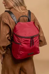 Mochila urbana de diseño compacto en color negro, confeccionada en nylon resistente. Cuenta con un compartimento principal con cierre, bolsillo frontal con cierre y correas ajustables con detalle de marca.