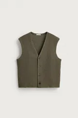 Chaleco de punto estructurado color verde militar, con cuello en V, sin mangas y cierre frontal con botones.