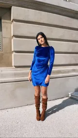 Vestido corto azul eléctrico de terciopelo, con mangas largas abullonadas y falda cruzada con frunces.