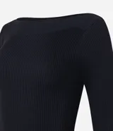 Blusa de punto de manga larga con cuello bote y textura acanalada vertical. Presenta un diseño ajustado al cuerpo, confeccionada en una mezcla de viscosa y poliamida.