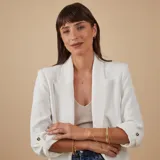 Esclava rígida de oro 18k con acabado satinado y diseño de cinta plana. Presenta una textura fina en su superficie y un diseño minimalista.