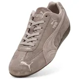 Championes Puma modelo Speedcat Faded Chrome, de diseño aerodinámico inspirado en el automovilismo, confeccionados en gamuza con acabado desgastado color rosa viejo. Presentan el logo de la marca bordado en el lateral y en la puntera, con suela de goma de perfil bajo.