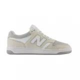 Championes urbanos New Balance modelo BB 480 LBA, color crema con detalles en blanco y gris.