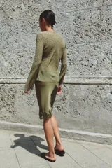 Camisa semitransparente color verde militar con tejido jacquard, escote en pico con cordones cruzados y lazada frontal, y mangas largas acampanadas.