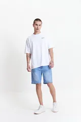 Bermuda de jean celeste, corte recto, con bolsillos delanteros y traseros, y presillas para cinturón.