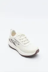 Zapatilla deportiva de diseño dinámico, confeccionada en material técnico con paneles en contraste. Presenta un diseño lateral con forma de rayo en tono marrón, ajuste con cordones y suela robusta con relieve.