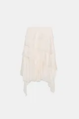 Falda midi de tiro alto, color blanco roto o crema, con múltiples capas de volantes asimétricos que le dan movimiento y textura.