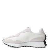Championes urbanos New Balance modelo 327, con diseño inspirado en el running de los años 70. Presentan una combinación de paneles de gamuza en tono claro y malla blanca, con un logo 'N' sobredimensionado en color negro en el lateral. Incluyen una suela exterior con patrón de tacos que se extiende hacia el talón.