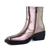 Bota de cuero sintético color bronce, con elástico en los laterales, puntera cuadrada y taco bajo.