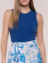 Vestido midi combinado de la marca Figueroa & Flower, con torso de modal azul sin mangas y cuello redondo, y falda evasé de rayón con estampado floral y paisajes en tonos blancos y azules, con cintura elastizada y lazo para anudar.
