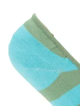 Calcetín invisible de corte bajo con diseño de rayas horizontales en tonos turquesa y verde oliva. Confeccionado en fibra de bambú con detalle de logo en la puntera.