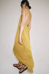 Vestido largo de bambula ZW Collection color mostaza, con escote redondo, tirantes finos cruzados en la espalda y forro interior a tono.