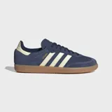 Championes Adidas Samba OG de ante azul marino con las tres tiras características y la presilla del talón en color blanco crema, con suela de goma marrón.