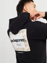 Buzo canguro negro con capucha y cordones ajustables. Estampado en la espalda con el logo de la marca Jack & Jones y texto con tipografía sans-serif. Puños y cintura acanalados.