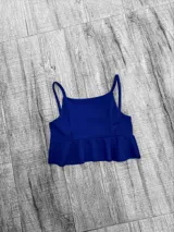 Top corto con tirantes finos y volado en el bajo.