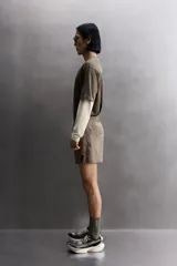 Shorts de running confeccionados en tejido técnico ligero y elástico, con forro interior. Presentan cintura elástica ajustable con cordón interior, aberturas laterales en el bajo, bolsillo lateral multifunción y bolsillo trasero con cierre de cremallera.