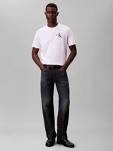 Remera básica Calvin Klein de manga corta y cuello redondo, en color blanco, con logo monograma estampado en el pecho.