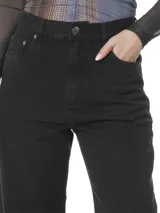 Pantalón denim negro de tiro alto, con pretina con pasacinto, bolsillos delanteros y traseros, y pierna ancha.