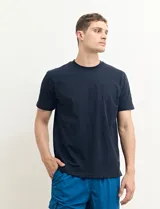 Remera verde militar de manga corta y cuello redondo.