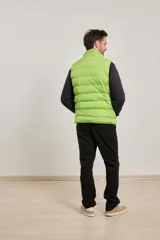 Chaleco acolchado color bordó, con cuello alto y cierre frontal. Presenta bolsillos laterales con cierre y está diseñado para ofrecer practicidad y confort.