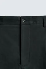 Pantalón de corte regular fit confeccionado en tejido mezcla de algodón. Presenta cintura con detalle de pliegues en el delantero, bolsillos frontales y bolsillos traseros de vivo con botón. Cierre frontal con cremallera y botón.