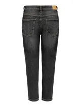 Jean mom fit con calce girlfriend, color negro lavado, con tiro medio, cierre frontal con botón y bolsillos laterales y traseros.