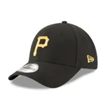Gorra negra con logo de los Pittsburgh Pirates bordado en amarillo en el frente y logo de New Era bordado en amarillo en el lateral.