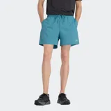 Short deportivo New Balance con tecnología de secado rápido NB DRY, confeccionado en poliéster reciclado. Presenta cintura elástica con cordón de ajuste exterior, bolsillos laterales y un bolsillo interno discreto. Incluye calzoncillo transpirable incorporado y logotipo reflectante en la pierna.