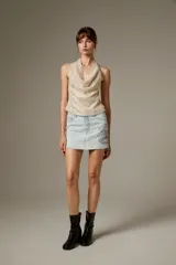 Falda mini de jean con diseño recto, bolsillos tradicionales y aplicación de strass brillante en el lateral.