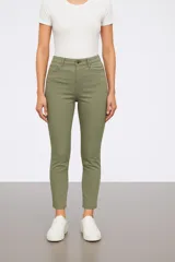 Pantalon tipo jean de corte skinny y tiro medio, con cierre frontal y bolsillos laterales.