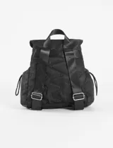 Mochila color beige con diseño acolchado en forma de ondas. Tiene un bolsillo frontal con cierre, correas ajustables y cierre con hebilla.