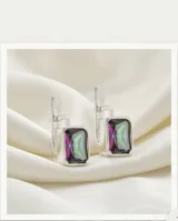 Par de aros tipo caravanas de plata 925 con diseño rectangular y piedra facetada de topacio místico con reflejos tornasolados.