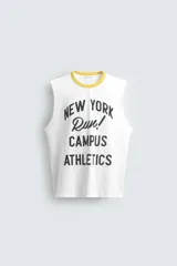 Musculosa de corte relajado color blanco, con cuello redondo en contraste color amarillo. Presenta estampado frontal con texto en color negro.