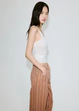 Pantalón tipo jeans de corte recto y tiro medio, con diseño de rayas verticales en tonos tierra.