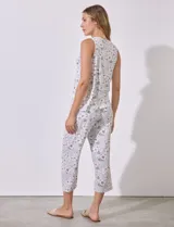 Conjunto de pijama marca René Rofé, compuesto por musculosa con escote en V y botones, y pantalón capri con cintura elastizada. Tejido soft estampado.