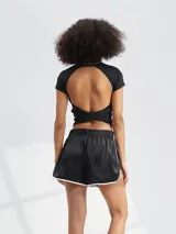 Short negro de satén con cintura elástica y ribetes blancos en los bordes y los laterales.