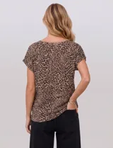 Blusa de tejido estampado con diseño animal print y destellos de lurex. Presenta cuello redondo, mangas cortas amplias y un corte holgado.