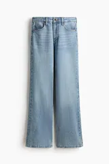 Pantalón jean de tiro alto y corte bootcut, confeccionado en denim de algodón con ligera elasticidad. Presenta diseño clásico de cinco bolsillos, cierre frontal con botón y cremallera, y perneras ligeramente acampanadas en el bajo.