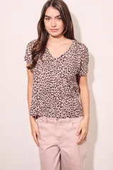 Remera de viscosa color rosa con estampado animal print en marrón, de corte recto y mangas cortas.