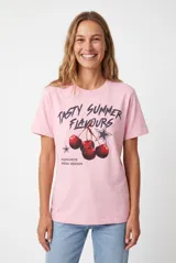 Remera rosada de manga corta, con cuello redondo y estampado frontal de cerezas con la leyenda 'Tasty Summer Flavours' y 'Favourite Food Season'.