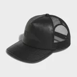 Gorra tipo trucker de Adidas, color negro, con frente y visera de cuero sintético y paneles traseros de malla. Presenta el logo de la marca grabado en el frente y cierre ajustable a presión en la parte posterior.
