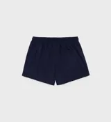 Short deportivo azul marino con cintura elástica ajustable con cordón, logo bordado en blanco y rayas laterales blancas.