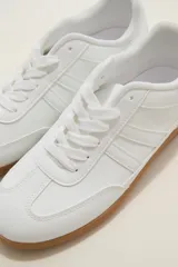 Zapatillas urbanas con estampado animal print de leopardo, cordones al tono y detalles de franjas laterales en color negro. Presentan suela de goma color caramelo y cuello acolchado.