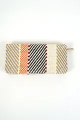 Billetera rectangular de diseño tejido con patrón geométrico multicolor que incluye franjas en tonos beige, naranja, marrón y blanco. Cuenta con cierre perimetral dorado.