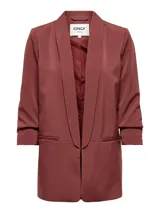 Blazer regular fit color rosado viejo, con cuello solapa, mangas 3/4 y bolsillos frontales ribeteados.