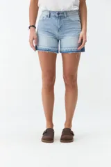Short de denim blanco de tiro medio, con costuras pespuntadas en contraste y terminación desmechada en el ruedo.