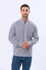 Camisa de manga larga con estampado de cuadros pequeños, cuello abotonado y bolsillo frontal en el pecho con logo bordado.