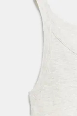 Musculosa de rib color gris claro melange, confeccionada en algodón, con escote redondo y tirantes finos.