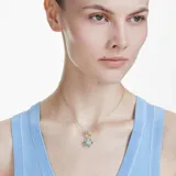 Colgante con cadena dorada y dije en forma de flor con pétalos de cristal azul, centro de cristal amarillo y detalle de cristal celeste en el tallo.